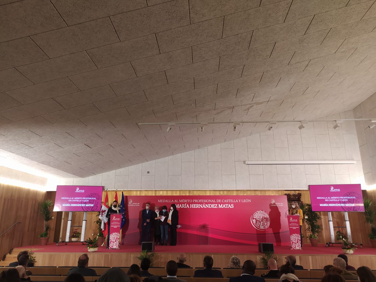 Hoy hemos estado junto a la familia y amigos de María Hernández Matas. La <a href="/jcyl/">Junta de Castilla y León</a> le ha concedido la medalla al mérito a título póstumo. 

❌Debió recibirla en vida y también respetarse el Derecho Internacional Humanitario que la protegía.

#NosonunObjetivo #ConflictoEtiopía