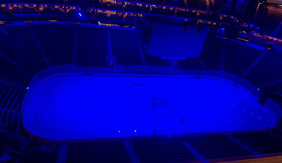 TheRobeWay's tweet photo. Painting the ice on a #NewGearMonday for the Arizona Coyotes at the Gila River Arena with #lightingdesigner Todd Stover & a house rig using 24 new @Robelighting #ColorStrobe purchased through @VideoWestInc.
#therobeway #robelighting #newrobegear #videowest #arenalighting https://t.co/qILbgtk15b
