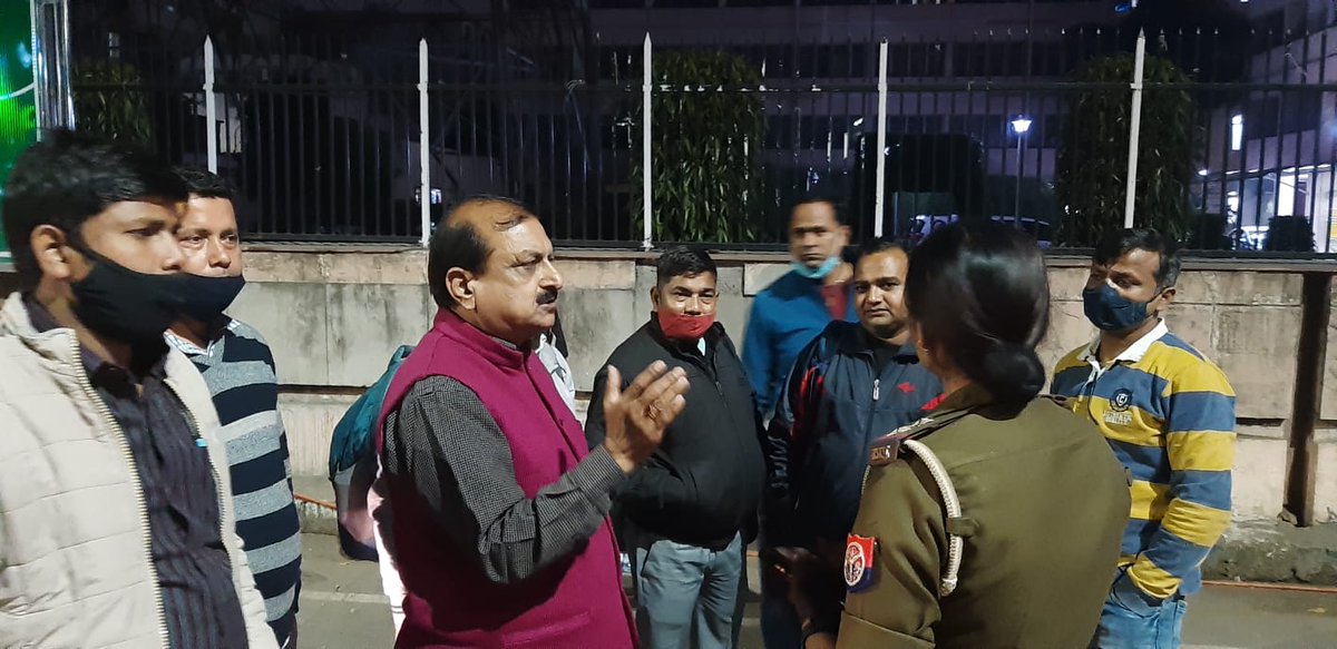 RVPPKSUP's tweet photo. श्रीमान @lkopolice जी, कृपया संज्ञान लीजिए कि @UPPCLLKO कर्मियों का आंदोलन शांतिपूर्ण है, इसको @Uppolice के माध्यम से दबाना उचित नहीं है। यदि हमारे शांतिपूर्ण आंदोलन को दबाने की कोशिश पुनः की जाती है तो जेलों में स्थान बनाना होगा। 🙏@dgpup @Igrangelucknow @homeupgov @CMOfficeUP https://t.co/XsmzRqNeFw