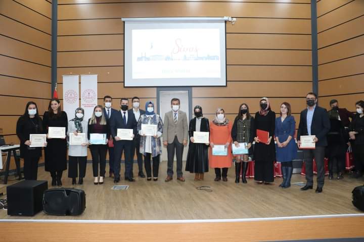 gndzz_eda's tweet photo. Sivas eTwinning ödül töreninde belgelerimizi İl Milli eğitim müdürümüz @AslanErguven'den aldık. Her şey için teşekkürler 💐 #eTwinningsivasödültöreni
@sivasmem
@tretwinning
@eTwinningsivas
@kangalmem58 
@AlkanMustafa58
@Fatihgunduz58 https://t.co/psr9LqINnE
