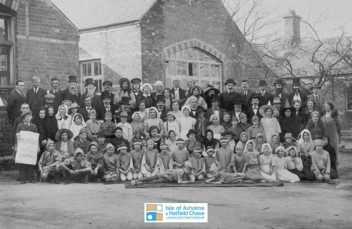 #IoAHC Fact of the week - Belton village.
Here we can see the cast of the Belton village play 'Murder in Hatton Gardens' circa 1936.
Check out our fact of the week - ioahc.net/news/
#history #belton #isleofaxholme #school