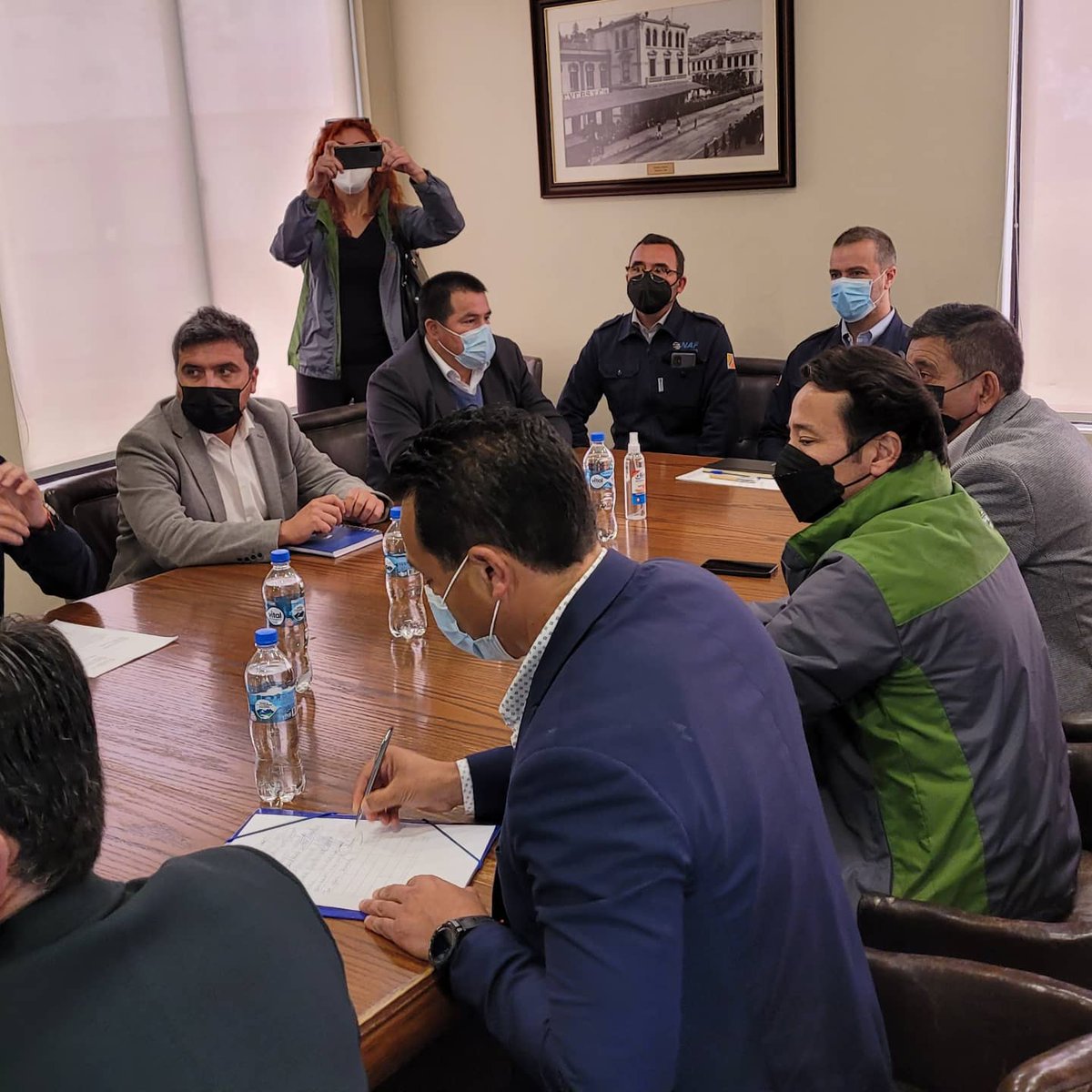Muni_SanEsteban's tweet photo. #Ahora Ante la preocupación por el aumento del valor del cilindro de gas licuado, Alcalde Christian Ortega @cortevill participa en reunión con @Enap_Informa para conocer iniciativa que permitiría reducir costos en favor de las vecinas y vecinos. 

#SanEstebanMásCerca❤ https://t.co/kxnJT2NVH1
