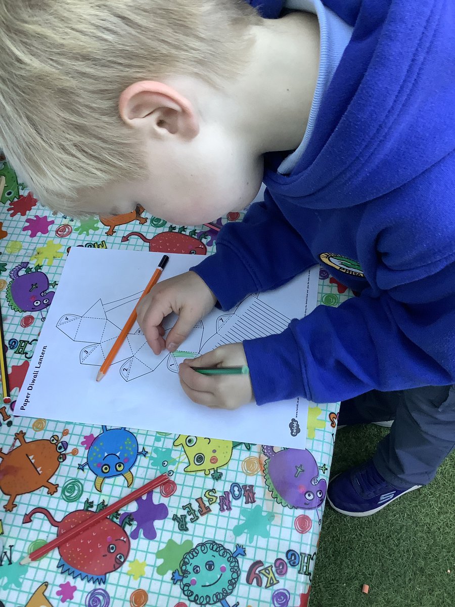 llanrhidianp's tweet photo. Creating Diwali lamps during Choice and Challenge today in Pod Pysgodyn. #LlanChandCh #LlanRE #LlanPysgodyn #LlanExp https://t.co/sgiUqj6Dt1