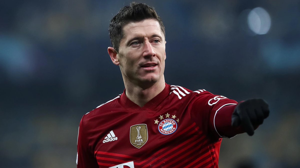 NoodleHairCR7's tweet photo. Lewandowski: "Messi said that I deserve 2020 Ballon D'or? I'd like his statement to be honest not just empty words." 

Lmao .... Lewandowski remembers Messi didn't vote for him as the best player of 2020 😭 https://t.co/9a9YKjxDPs