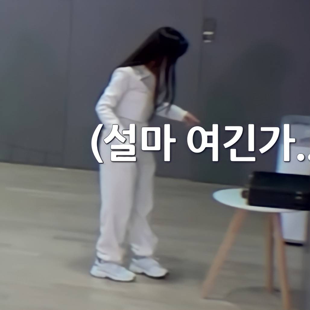 05KYSFEED's tweet photo. yeseo's body proportion https://t.co/irmBsjiYqK