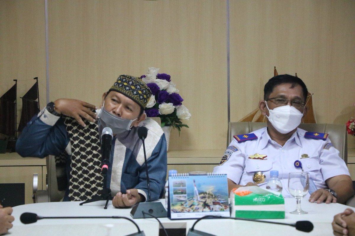 DisnavMakassar's tweet photo. #KawanLaut. Siraman rohani di pagi hari akan dilantunkan setiap bulannya dihadapan para Pegawai Disnav Makassar dengan tujuan untuk mendekatkan diri kepada Allah SWT serta menjauhkan diri dari perbuatan keji dan mungkar. "Ujar Taufiq Mansyur, SE. https://t.co/pj12ToOc8Z