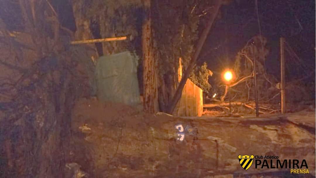 UPNoticiasok's tweet photo. ▶️ Así quedó el Estadio del @ClubPalmiraOK ( Fotos Prensa C.A.P ) 

No se puede creer pero el viento casi huracanado destruyó las instalaciones del Jarillero, ahora es comenzar de nuevo y levantarse, todo un pueblo dispuesto a ayudar 

!!! Fuerza Jarillero !!! https://t.co/BSsUa0mSem