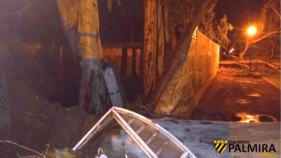 UPNoticiasok's tweet photo. ▶️ Así quedó el Estadio del @ClubPalmiraOK ( Fotos Prensa C.A.P ) 

No se puede creer pero el viento casi huracanado destruyó las instalaciones del Jarillero, ahora es comenzar de nuevo y levantarse, todo un pueblo dispuesto a ayudar 

!!! Fuerza Jarillero !!! https://t.co/BSsUa0mSem
