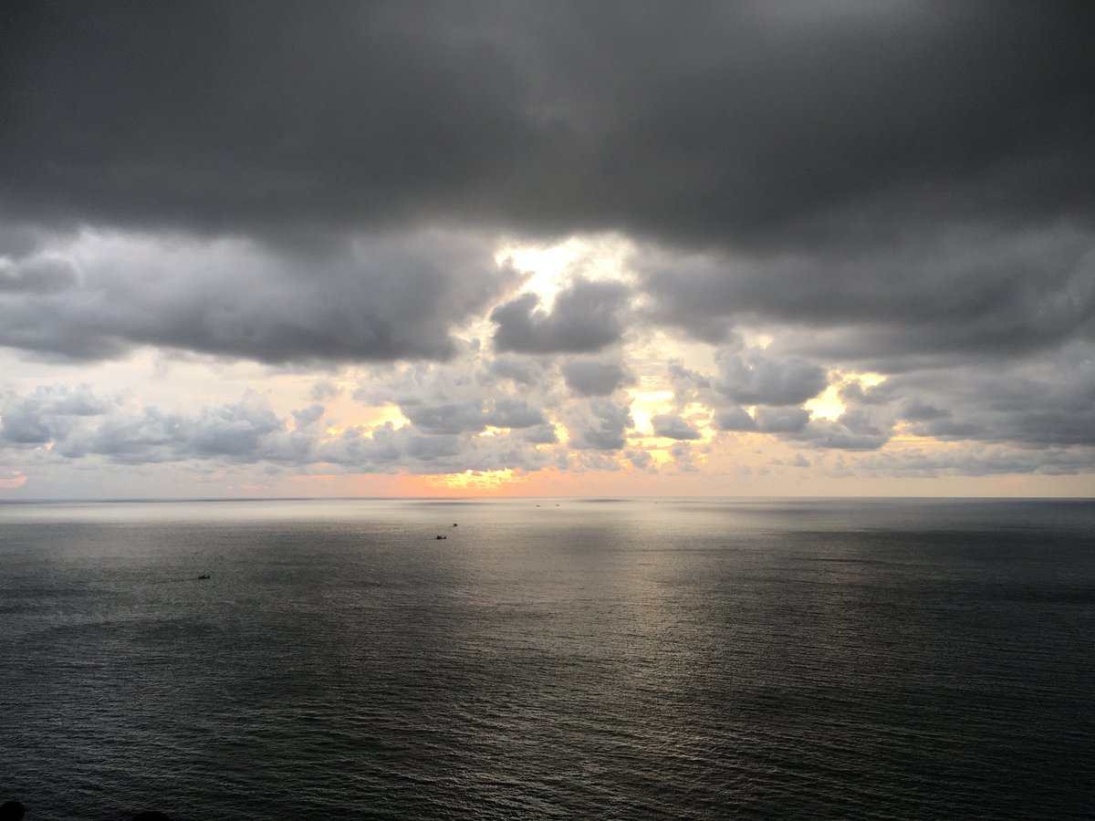 SmartRydeJP's tweet photo. 海外あるあるなのが、突然のスコール。
台風が来て建物ごと吹っ飛ぶくらいの激しい雨が襲ってきますが、地元民は皆平常心でいるのが不思議です。
ただその後に見る夕日はなんとも言えないくらい綺麗なんです☀️ https://t.co/3kIeTQbut5