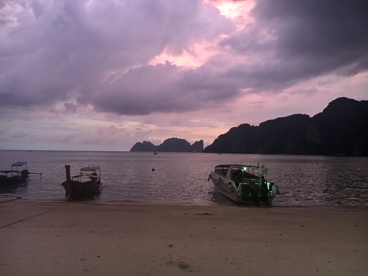 SmartRydeJP's tweet photo. 海外あるあるなのが、突然のスコール。
台風が来て建物ごと吹っ飛ぶくらいの激しい雨が襲ってきますが、地元民は皆平常心でいるのが不思議です。
ただその後に見る夕日はなんとも言えないくらい綺麗なんです☀️ https://t.co/3kIeTQbut5
