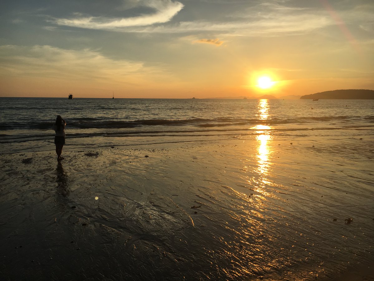 SmartRydeJP's tweet photo. 今日も1日お疲れ様です😌
癒しにプーケットからみた夕日をお届けします。 https://t.co/s1lXrOcplo