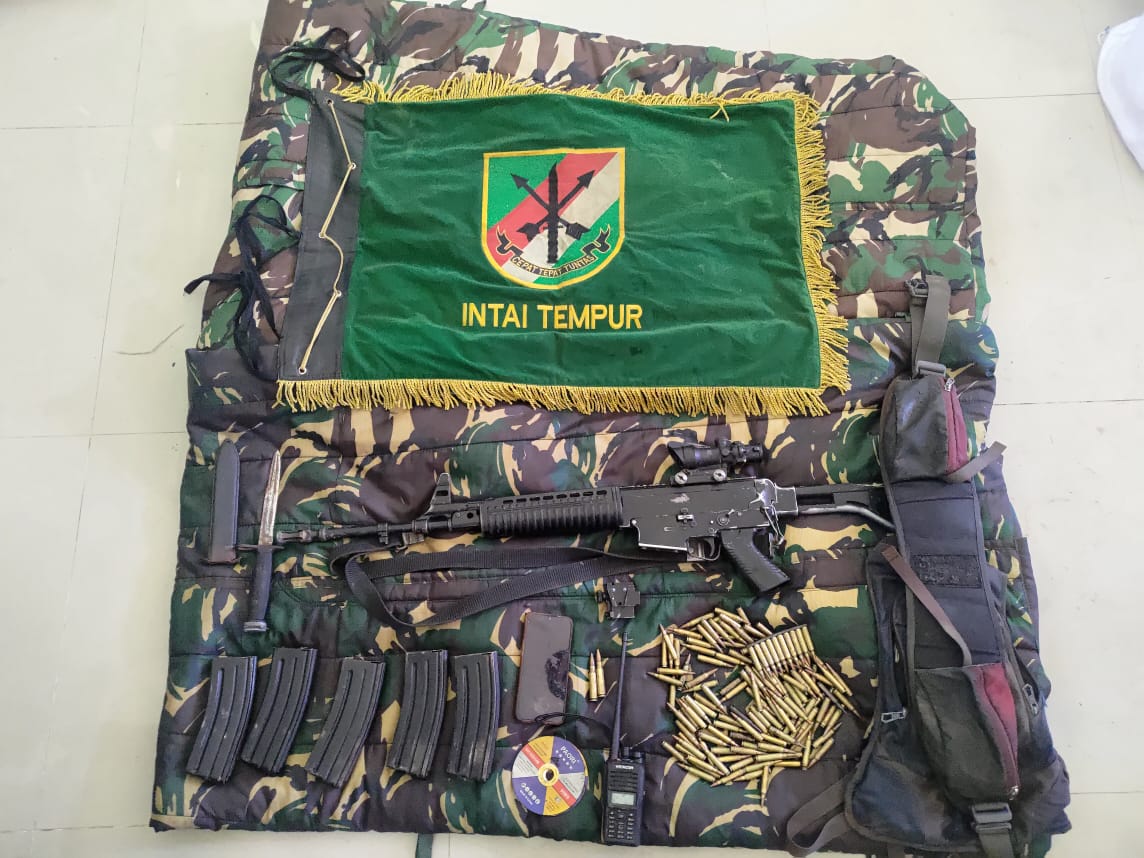 Kembali terjadi kontak tembak TNI dng separatis teroris OPM di Yahukimo Papua.

TNI lukai satu OPM & dapatkan 1 SS2 V4, teropong Trijicon, 5 magasen, 139 butir amunisi 5,56 mm, 2 butir amunisi 7,62 mm, 1 sangkur SS1, 1 HT Weircom, 1 HP Oppo CPH 2083, 2 Micro SD & 1 mounting mum.