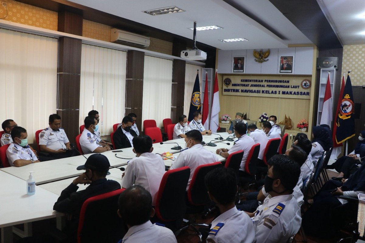 DisnavMakassar's tweet photo. #KawanLaut. Siraman rohani di pagi hari akan dilantunkan setiap bulannya dihadapan para Pegawai Disnav Makassar dengan tujuan untuk mendekatkan diri kepada Allah SWT serta menjauhkan diri dari perbuatan keji dan mungkar. "Ujar Taufiq Mansyur, SE. https://t.co/pj12ToOc8Z