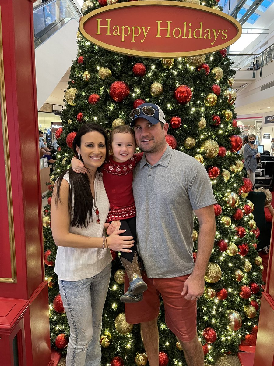 ms_nicolevarga's tweet image. Some Christmas magic this weekend for Mrs Varga and her biological family ♥️ (as opposed to my Husky family 💙) #Christmas2021 #meetingsanta