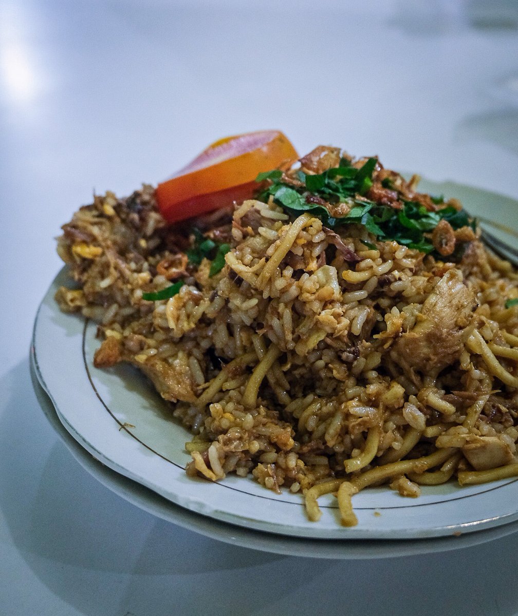 efenerr's tweet photo. Di Magelang, standar nasi goreng ya begini, dengan nasi, dengan mie, dengan daging melimpah. Orang yang pesan pun bisa custom, bisa tambah suwiran, balungan, ati-ampela, suwiwi, uritan, ndog, ndas dan banyak lainnya.

Drop yuk nasi goreng di Magelang favoritmu! https://t.co/YIeHYiHQOu