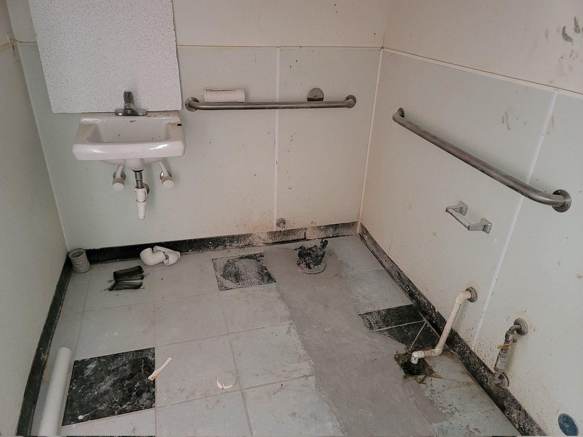 GENGE_ENT's tweet photo. There is one JAMES OGANA doing business as Daltex Pro service claiming to be contractor is a Fraud &amp; conman. I signed a contract with him worth over 20k , i have fully paid him .worked started on 9/9/21 to be complete in 3weeks the pics below show what he has done . https://t.co/cK5DncrOoJ