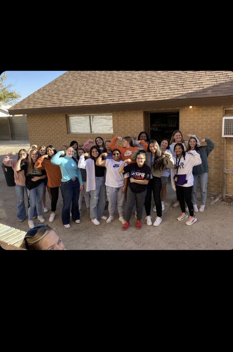 stucomonahans's tweet photo. Lady Lobo Softball team gives back to the community. 🥎 
@LadyLoboes https://t.co/dLmqHCEosd