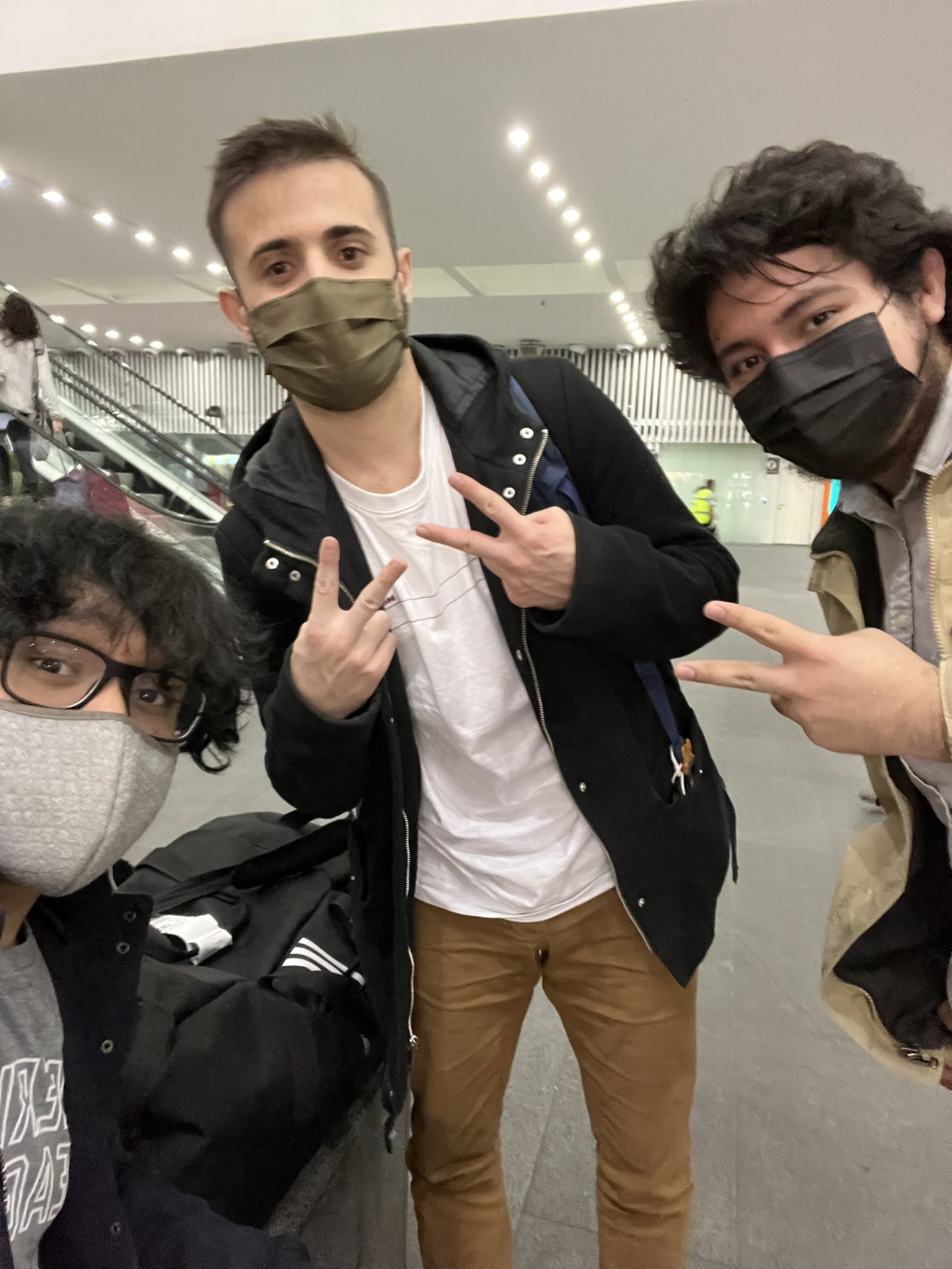 Mkleo Twitter - vl9r7yg