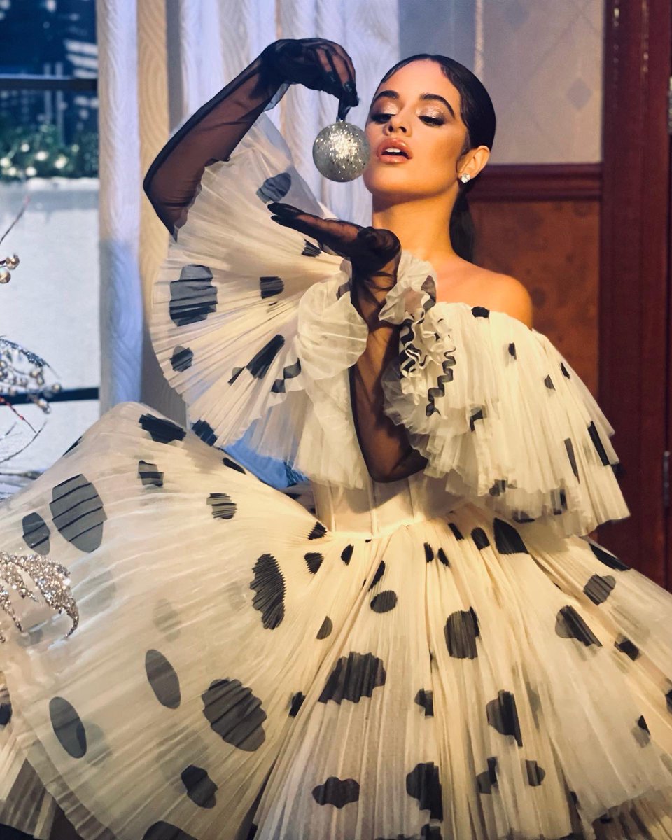Camila_Cabello's tweet photo. join us tonight at 10p ET on @nbc for #ChristmasInTheCity! thank u @MichaelBuble for putting together this fun night ✨
@jimmyfallon @leonbridges @KermitTheFrog 
@hanwaddingham https://t.co/RU1TbRNBY4