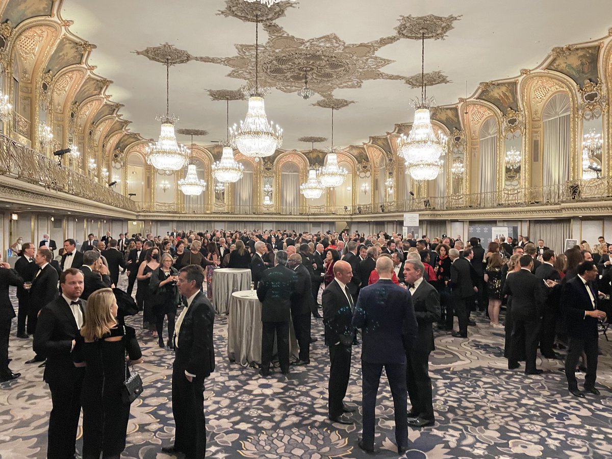 ⁦<a href="/EconClubChi/">Econ Club Chicago</a>⁩ first black tie dinner after a long time. Chairman of Lego Brand group JØRGEN VIG KNUDSTORP challenged us to build a Lego duck. Here is my version of a Lego duck (or a dog?)