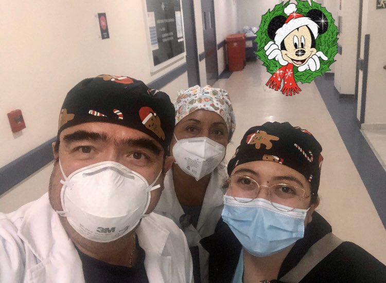 Dr.Miguel Maldonado (@mimalavi) on Twitter photo Que se sienta la navidad hasta en quirófano !
Foto con Dianita nuestra flamante R de URO. Gorros diseñados por Flor, compañera de TQ, turno vespertino.
<a href="/HGM_OD/">Hospital General</a> <a href="/ResidentesHGM/">Residentes HGM</a>
<a href="/UrologiaHGM/">Urologia Hospital General De Mexico</a> <a href="/HgmUrologia/">Urología Hospital General de México</a> <a href="/rafavaldeznefro/">Rafael Valdez O</a> <a href="/MrUrologo/">Mr.Urólogo</a> <a href="/FlorCaef691203/">Dra. Flor Cano Dermatóloga</a> <a href="/JMRivaPalacio/">Mariano Riva Palacio</a> Que se sienta la navidad hasta en quirófano !
Foto con Dianita nuestra flamante R de URO. Gorros diseñados por Flor, compañera de TQ, turno vespertino.
<a href="/HGM_OD/">Hospital General</a> <a href="/ResidentesHGM/">Residentes HGM</a>
<a href="/UrologiaHGM/">Urologia Hospital General De Mexico</a> <a href="/HgmUrologia/">Urología Hospital General de México</a> <a href="/rafavaldeznefro/">Rafael Valdez O</a> <a href="/MrUrologo/">Mr.Urólogo</a> <a href="/FlorCaef691203/">Dra. Flor Cano Dermatóloga</a> <a href="/JMRivaPalacio/">Mariano Riva Palacio</a>