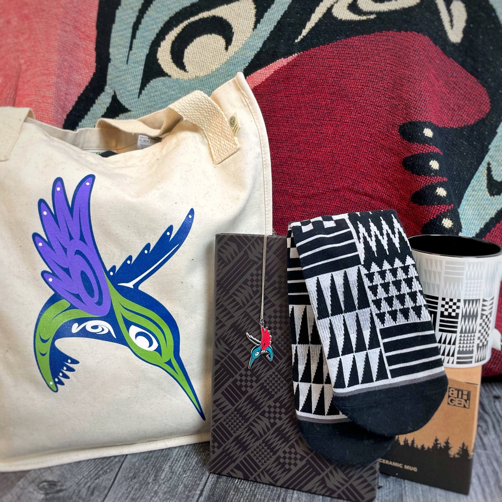 📣 FOUR WEEKS OF GIVEAWAYS STARTS NOW! 📣🤩

One lucky winner will win this Eighth Generation holiday gift set featuring items by Louie Gong (Nooksack)! Check out how you can enter to win on our Instagram here! 👉🏾 instagram.com/eighthgenerati…