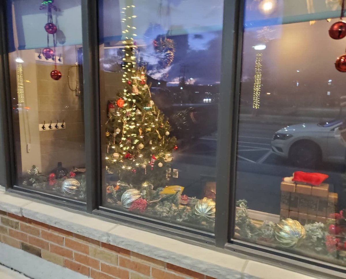 Adding a few festive touches every day  🎄🎅🎁

#GrimsbyYoga #grimsbyonthelake #christmasonthelake #yoga #festive #themostwonderfultimeoftheyear #Grimsby #niagara #stoneycreek #beamsville #Lincoln #hotyoga