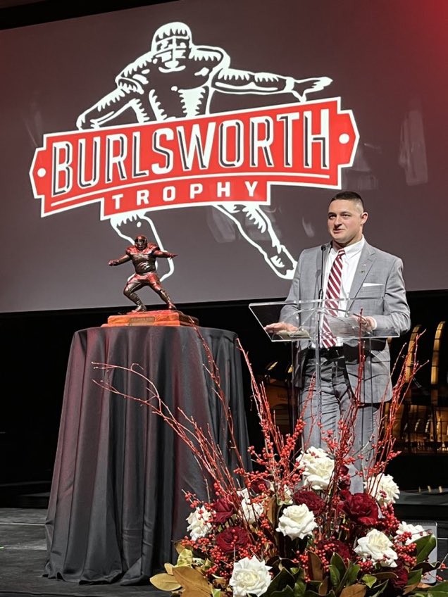 HunterYurachek's tweet photo. Congrats @grantmorgan15 2021 Burlsworth Trophy Winner. I know Brandon is looking down and proud that Grant is the first @RazorbackFB student-athlete to win this award. #WinAsOneRazorback https://t.co/JMbgaDWgf4