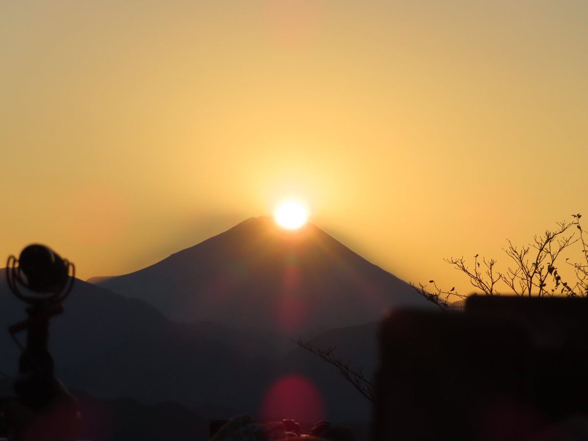 ダイヤモンド富士 🗻12月18日(土)～26日(日)🗻 冬至の頃、高尾山山頂から見られる神秘的な現象をぜひご覧ください☺️ 【2021年の冬至は12月22日(水)】 期間中、ケーブルカーは、1