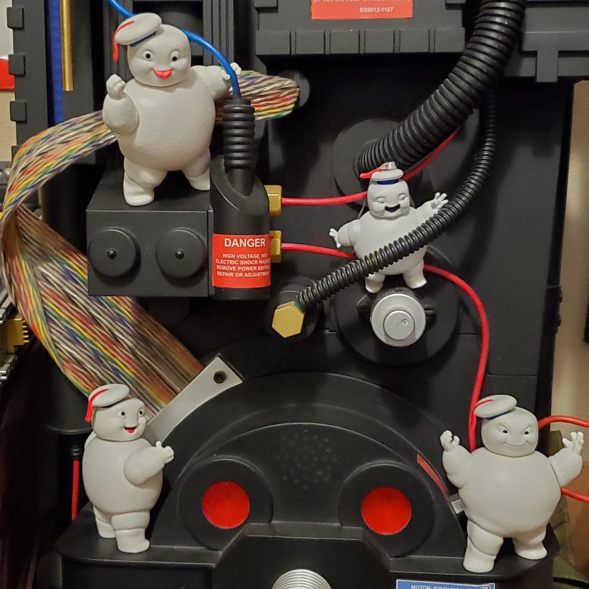venkmaniac's tweet photo. While we've been busy chanting #BackThePack for the @hasbropulse #HasLab Proton Pack, what these guys *HEARD* is #HackThePack!
(And check out that @hallmark Mini-Mini-Puft...he's the one you *really* gotta watch.)
#Ghostbusters #GhostbustersAfterlife @ghostbusters
#minipufts https://t.co/03f6TABmlV