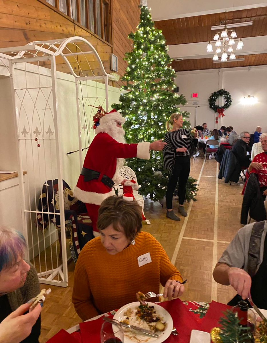 HaynesSaanich's tweet photo. Wonderful Sunday evening spent at a Festive Pot Luck supper and friendship with our neighbours in the Prospect Lake District Community Association.
#prospectlake #lakelife #neighbours #Saanich https://t.co/ipl9yIGAnE