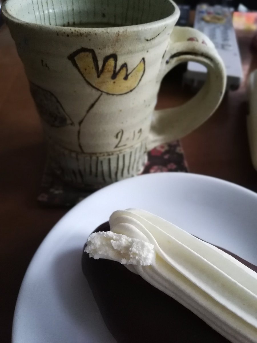 feelgoodcom's tweet image. おはようございます
って、もう昼か
今朝の☕タイム✨
ずうううーーーーっと昔から
#梅屋のエクレア 
が大好き過ぎる私です
旭川の「シュークリームの梅屋」さん、札幌ではエスタや丸井さんにあります😆💗
#美味しい北海道
#北海道
#北海道スイーツ