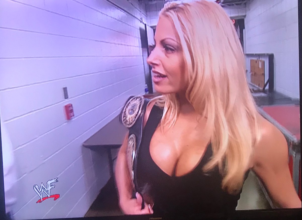 Trish Stratus goes to The Rock’s locker room and thanks him for saving her last Thursday night on SmackDown, she thanks him with a kiss on the cheek. Rock returns the favor and locks lips with her. https://t.co/JE5qjCxVvj
