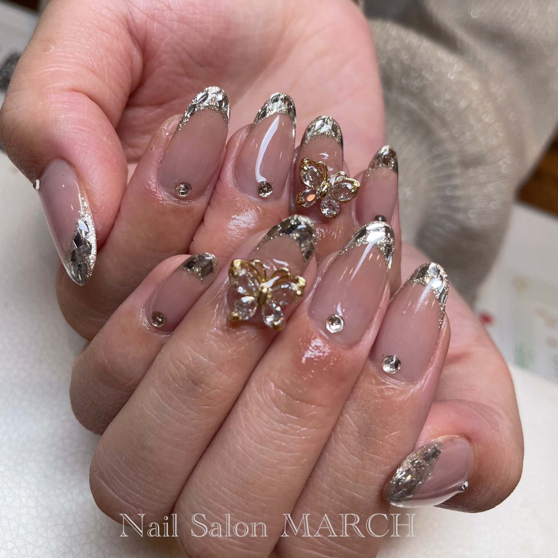 ネイルサロンmarch こんにちは 松山店の下平です 今日は お客様ネイルのご紹介です ガラスネイルに可愛い蝶々のパーツ 流行りのシンプルすぎないデザインで 可愛い 松山店には 蝶々の種類が他にもあるのでお気軽にお声掛け下さい ネイルサロンmarch こんにちは 松山店の下平です 今日は お客様ネイルのご紹介です ガラスネイルに可愛い蝶々のパーツ 流行りのシンプルすぎないデザインで 可愛い 松山店には 蝶々の種類が他にもあるのでお気軽にお声掛け下さい