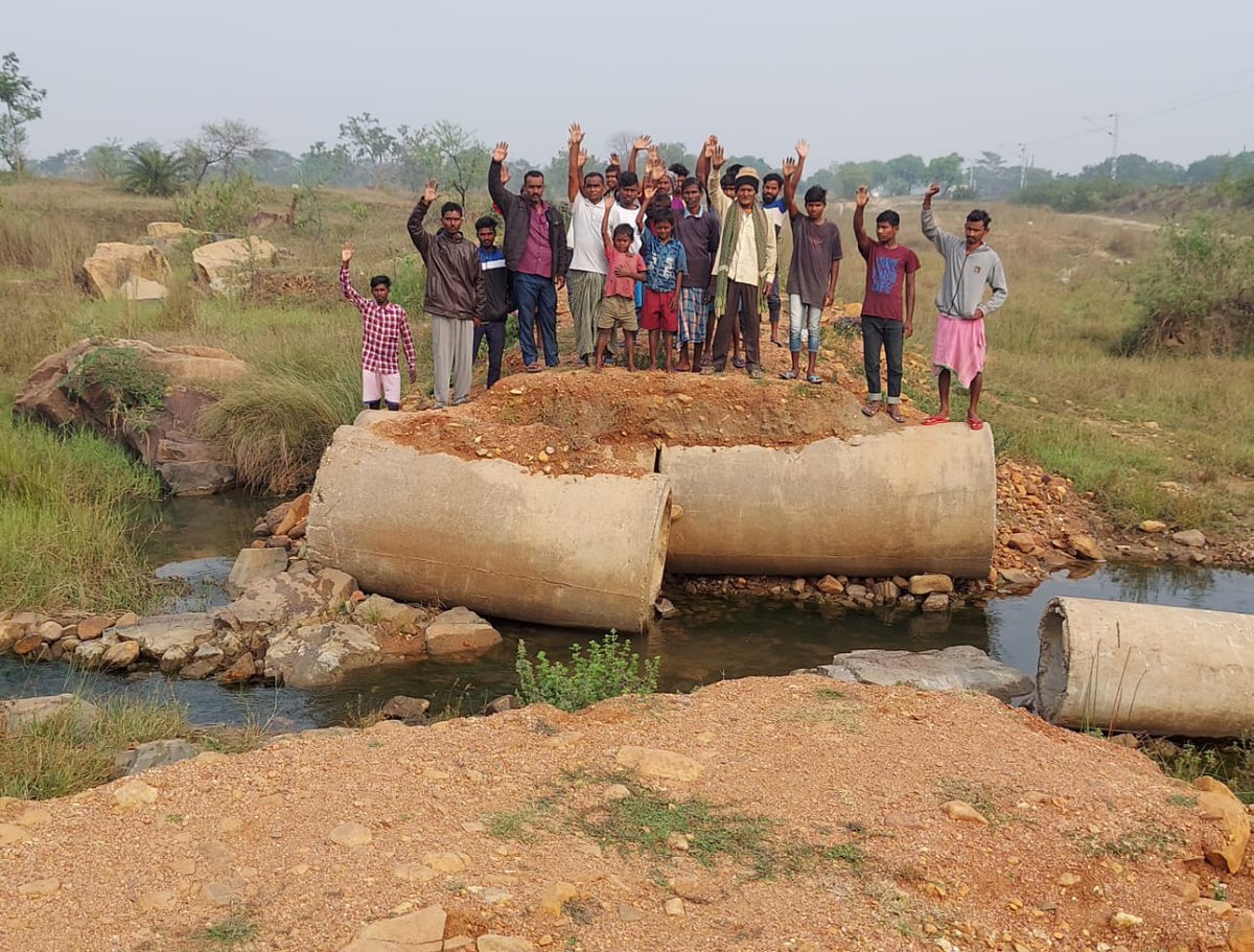 RohitPatro5's tweet photo. Jharkhand, Jamshedpur , Jilaa - East Singhbhum ke SIKARSAI Gao ka Mukhya Puliya Tuutne ke Jaran Gao mine aane jaane main samasya ho rahi hai hamari nibedan hai ki hamare Gao ka puliya ko jaldi hi banaya jaye .🙏🙏🙏

#NarendraModi
#jmm
#HemantSoren
#Jharkhand 
#Sanjivsardar https://t.co/TjbSpK6YrY