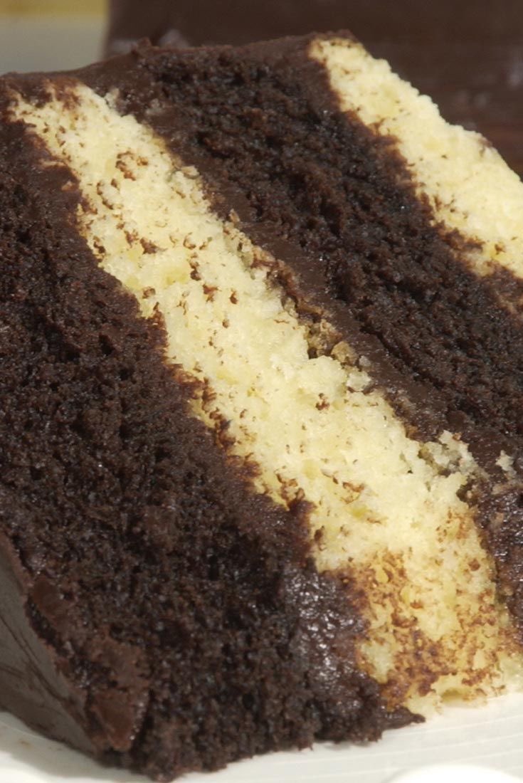 WaEunie's tweet image. What you will find when you cut your Christmas cake from @EuniezKitchen  #VanillaChocolate
