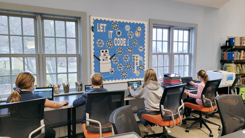 RuheStem's tweet image. 4th graders digging into the Tunecraft challenge this morning! Blue time agent was the most popular agent of choice! #CSEdWeek2021Photos @PlayCraftLearn