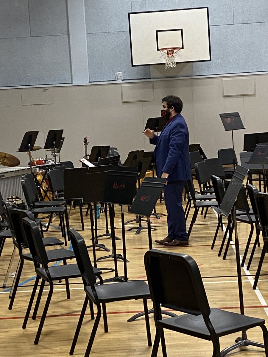 CristinaMcA41's tweet photo. We are so thrilled to be at half capacity tonight and have a live audience in our gym again! Our bands and choirs are stunning tonight and families are just sparkling with joy and pride.  Thank you, Mr. deSousa!  #cantstopwontstop @alphaSD41 @burnabyschools https://t.co/pgYUsYY1fI