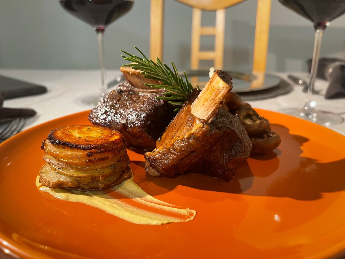 #Malbec réduction glazed braised short ribs beautifully paired with the very same 2014 Napa Valley Malbec…Coming from the valley floor in the #OakKnollDistrict - creates a bold dark fruit flavor with the softest tannins. Bon Appétit! ✨ #finecuisine