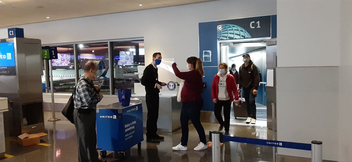 HarryDCabrera's tweet photo. Our team is welcoming you upon arrival to @iah with a refreshing mint. Thank you for choosing United Airlines.  @weareunited @philgriffith63 @DJBardlette @RicoLGallini @Norfl2Charlette @LLvics7 https://t.co/QCFAbJ7XSX