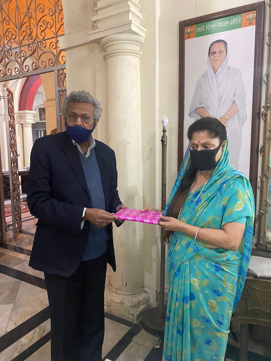 yashodhararaje's tweet photo. #ग्वालियर के प्रसिद्ध चिकित्सक, साहित्यकार एवं इतिहासकार डॉ ईश्वरचन्द्र करकरे जी द्वारा लिखित पुस्तक "मध्य भारत में स्वतंत्रता संग्राम" की एक प्रति कल अपने निवास पर प्राप्त की। यह एक सुंदर एवं पठनीय पुस्तक है। लेखक को साधुवाद!

@Dr_IR_Karkare https://t.co/j0SUQUHHcI