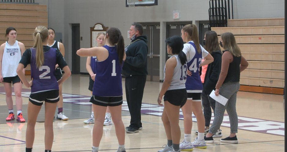 news8Ken's tweet image. Tonight at 10 on @news8news, a ton of great sound from my afternoon with @OnaGirlsHoops, including the Schmeling trio at the helm and the adversity @devynschmeling is overcoming, plus what makes @anna_skemp such a lockdown defender.