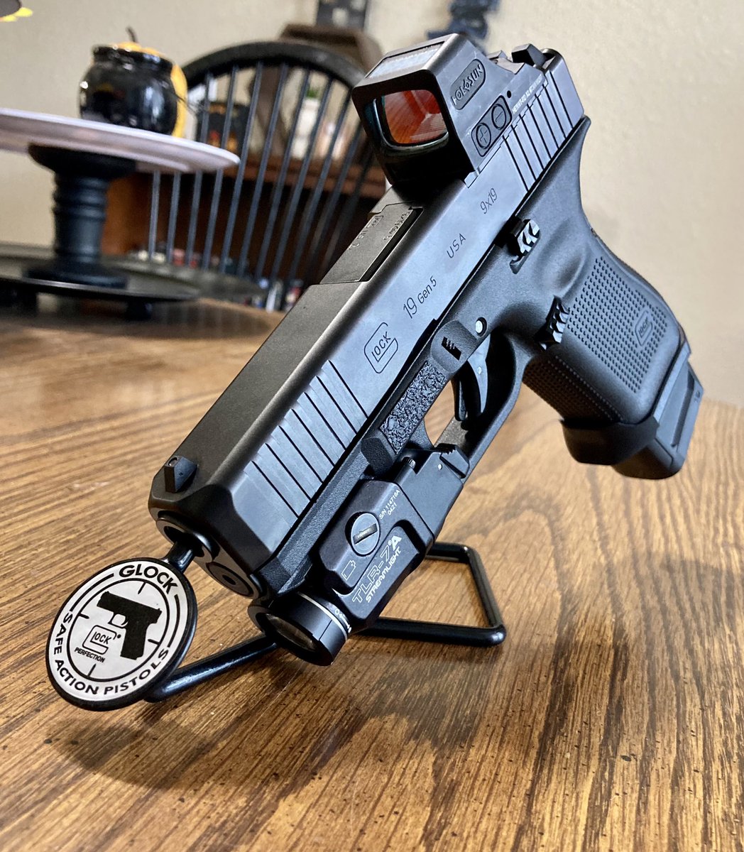 AxNQuinn's tweet photo. @FeaRMoho The 19x is really nice you’ll like it. I didn’t know you were into firearms that’s dope. My edc today https://t.co/iSspaB58gK