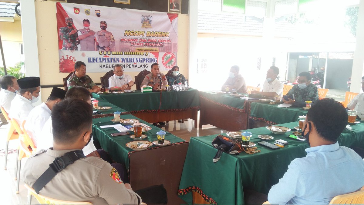 kecwarungpring's tweet photo. Ngopi bareng ( ngobrol dan pikir bareng polres pmlang) bersma forkopimcam dan kades" se kec warungpring,ngobrol bareng supaya warga kec warungpring bisa sukses tervaksinasi semua,di pendopo kec warungpring https://t.co/xq9jMfW0Ch