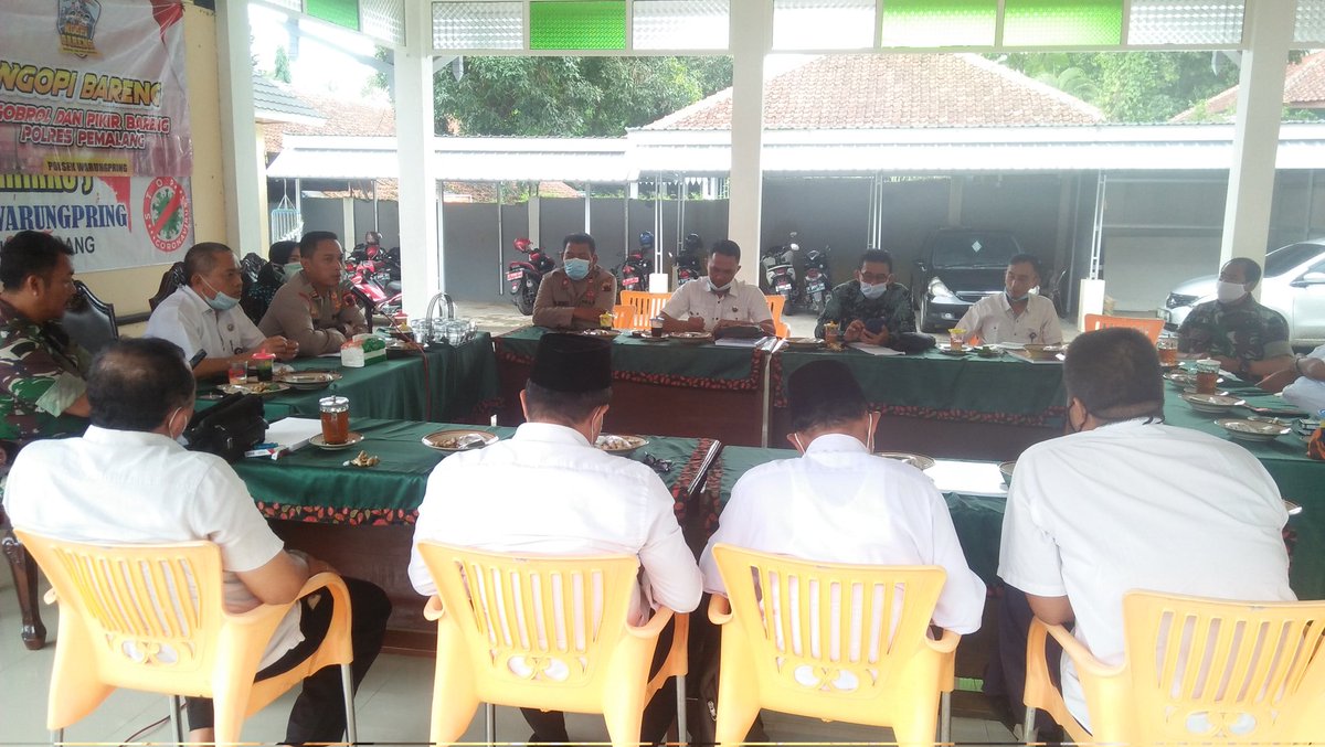 Ngopi bareng ( ngobrol dan pikir bareng polres pmlang) bersma forkopimcam dan kades" se kec warungpring,ngobrol bareng supaya warga kec warungpring bisa sukses tervaksinasi semua,di pendopo kec warungpring