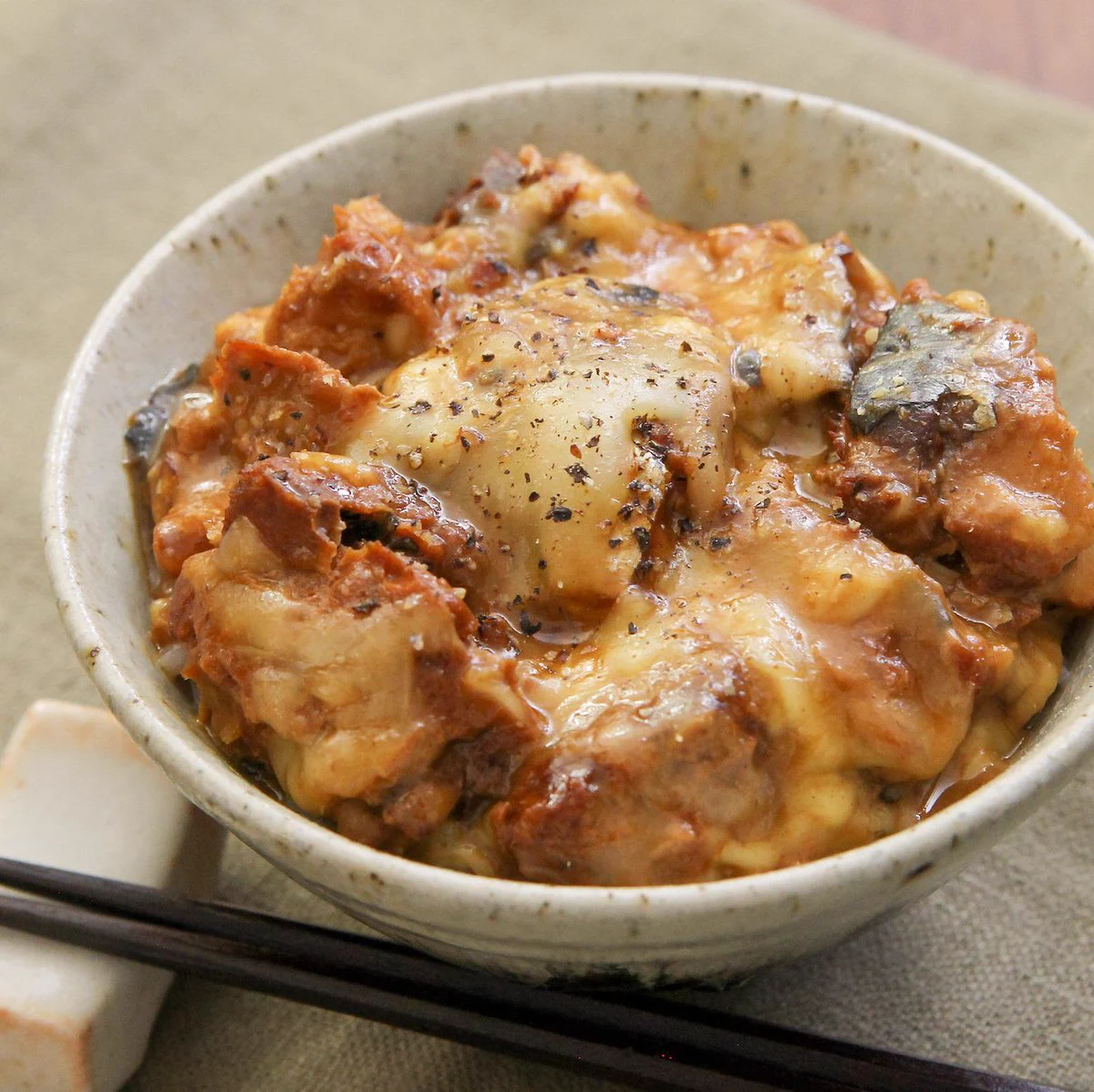 サバ缶とチーズの組み合わせがたまらなく美味しそう！ご飯がよく進みそうな料理のレシピ！