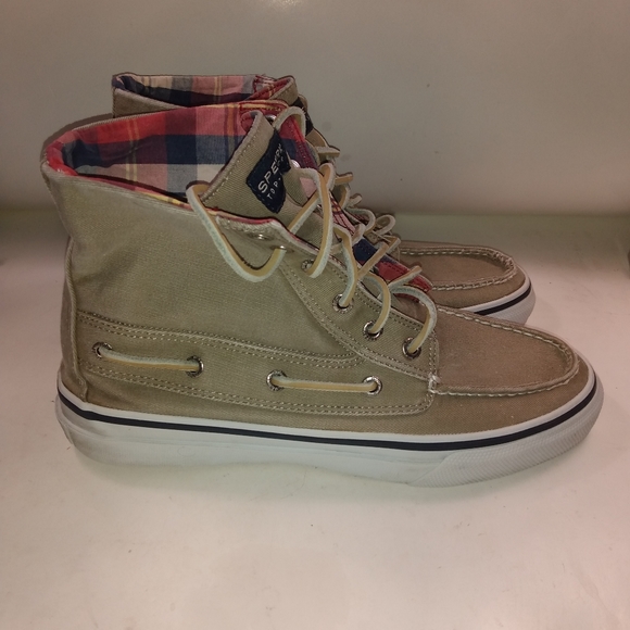 CornerBny's tweet photo. So good I had to share! Check out all the items I'm loving on @Poshmarkapp from @The_Bling_Store #poshmark #fashion #style #shopmycloset #sperry #raedunn #lularoe: https://t.co/Yl1LtldfF8 https://t.co/7mQLFRdfZ4