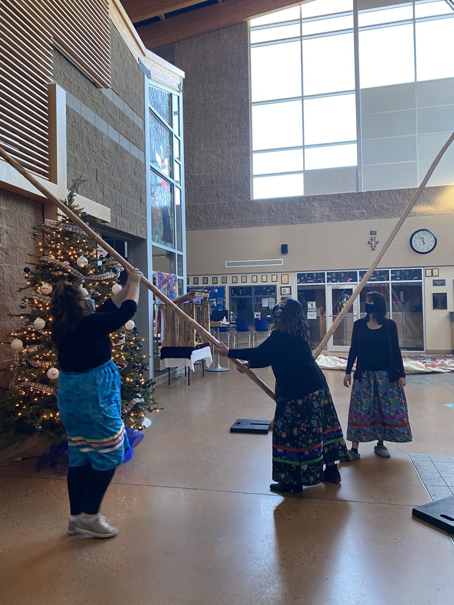 MlleSheppard's tweet photo. Feeling extremely blessed to have been able to have spend my Sunday at STF helping to raise and learn more about this beautiful tipi with this wonderful group of women! #rdcrs #tipi #tipiteachings #twinnypops https://t.co/CxzCeCTicf