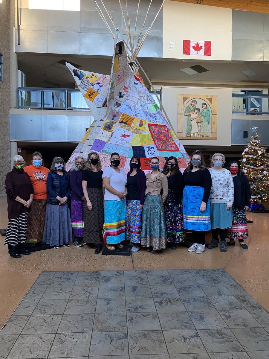 MlleSheppard's tweet photo. Feeling extremely blessed to have been able to have spend my Sunday at STF helping to raise and learn more about this beautiful tipi with this wonderful group of women! #rdcrs #tipi #tipiteachings #twinnypops https://t.co/CxzCeCTicf