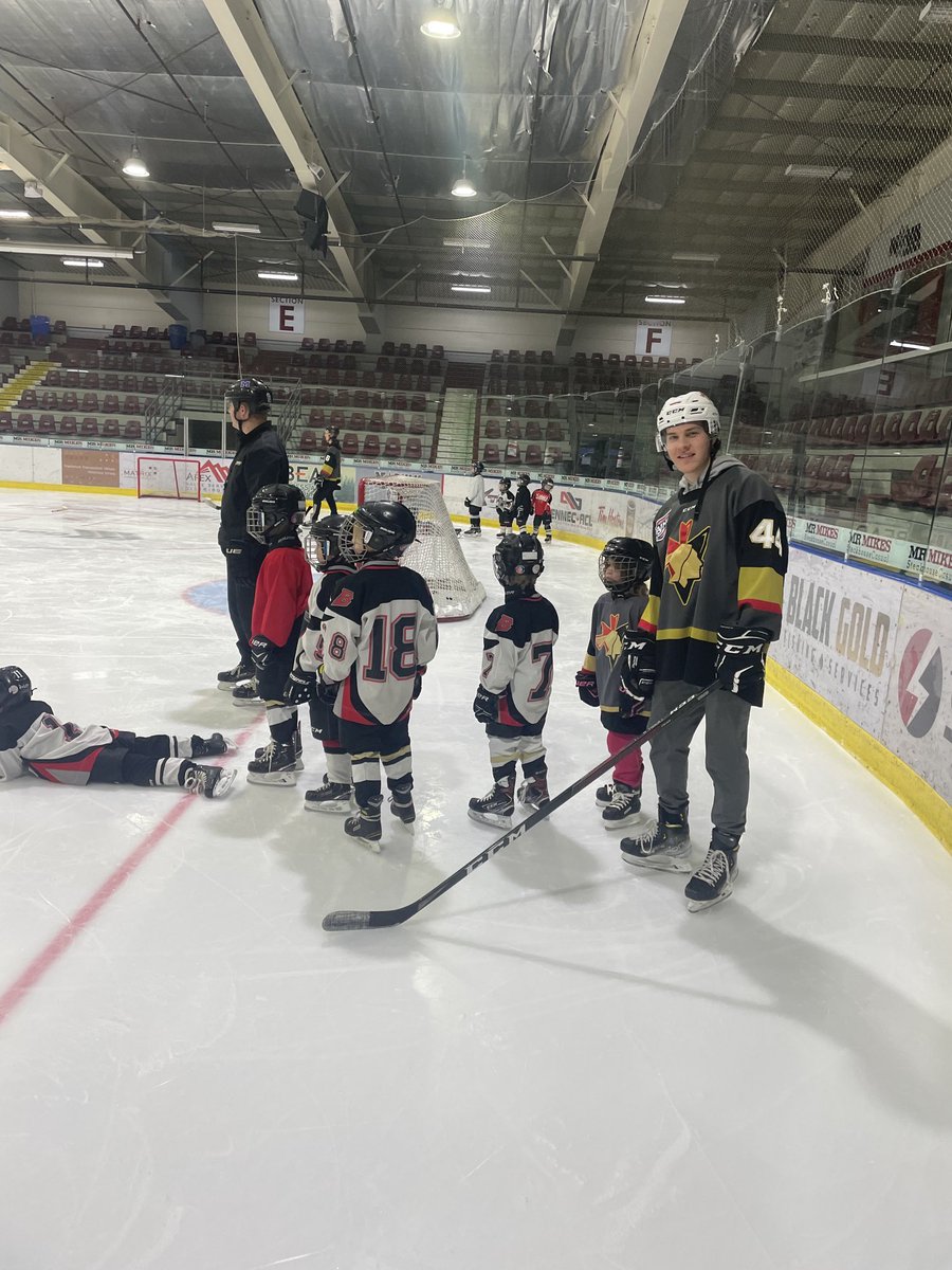 swan1585's tweet photo. Thanks Chuck, Cam, Stath and Matteo for jumping onto the BMHA U7 group today - no wonder why these youngsters want to be a Pontiac when they grow up - look at the smiles - they’ll remember days like this forever #makingaday @BPontiacs @StrikeGroupLP https://t.co/nBPlRsdMUA